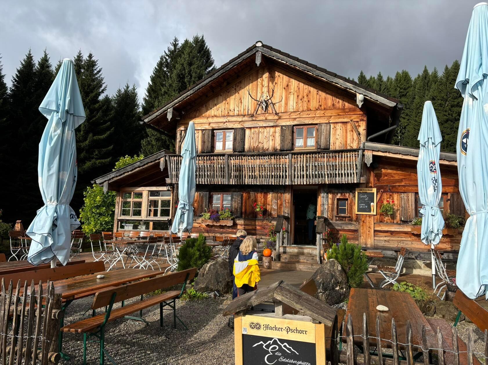 Nach einer Stunde gemütlichen Wanders auf einem Schotterweg erreicht man die "Edelsberghütte". Sie sieht nicht nur schön aus, sondern bietet auch ein tolles Frühstück mit Weißwürsten, Käseplatte, Brezen, Joghurt und vielem mehr. Tipp: Vorab reservieren.