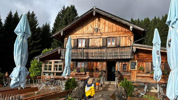 Nach einer Stunde gemütlichen Wanders auf einem Schotterweg erreicht man die "Edelsberghütte". Sie sieht nicht nur schön aus, sondern bietet auch ein tolles Frühstück mit Weißwürsten, Käseplatte, Brezen, Joghurt und vielem mehr. Tipp: Vorab reservieren.