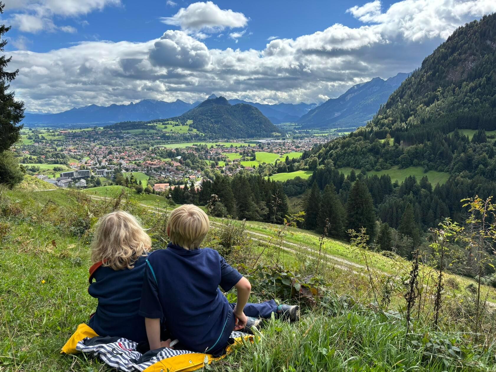 Ein Ausblick, bei dem selbst Wandermuffel schwach werden: "Hat sich gelohnt, der Aufstieg", bekundet der lauffaule Bruder.