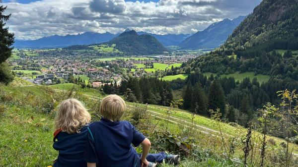 Ein Ausblick, bei dem selbst Wandermuffel schwach werden: "Hat sich gelohnt, der Aufstieg", bekundet der lauffaule Bruder.
