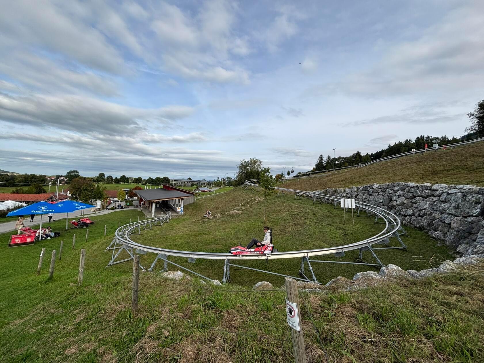Sollte der Nachwuchs mal genug haben von Schrittgeschwindigkeit, bietet der AlpspitzCoaster Abwechslung. Mit neun Euro pro Fahrt nicht gerade billig, aber sehr schön gelegen und mit anliegendem Waldspielplatz samt Bächlein zum Steinestapeln und Stöckchensammeln. Infos unter: www.nesselwang.de/alpspitzcoaster-im-allgaeu.html