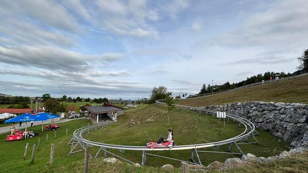 Sollte der Nachwuchs mal genug haben von Schrittgeschwindigkeit, bietet der AlpspitzCoaster Abwechslung. Mit neun Euro pro Fahrt nicht gerade billig, aber sehr schön gelegen und mit anliegendem Waldspielplatz samt Bächlein zum Steinestapeln und Stöckchensammeln. Infos unter: www.nesselwang.de/alpspitzcoaster-im-allgaeu.html