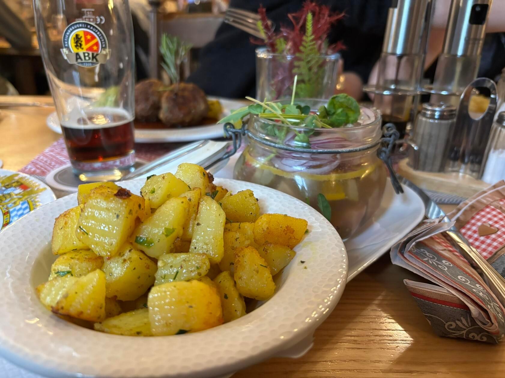 Hausgemachte Sülze mit Bratkartoffeln: Zünftig, ursprünglich und gleichzeitig fein speisen lässt es sich im Restaurant "Oberer Wirt". Obendrein sind die Preise vernünftig - und die Wirtsleute sehr nett. Infos unter: www.hotel-pfronten.de/start/