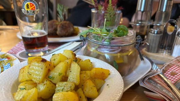 Hausgemachte Sülze mit Bratkartoffeln: Zünftig, ursprünglich und gleichzeitig fein speisen lässt es sich im Restaurant "Oberer Wirt". Obendrein sind die Preise vernünftig - und die Wirtsleute sehr nett. Infos unter: www.hotel-pfronten.de/start/