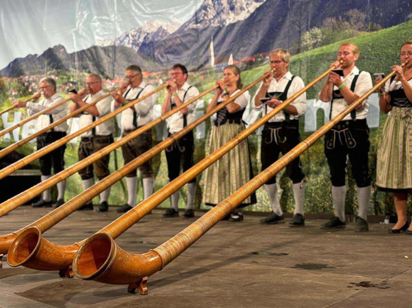 Einstimmen auf den Viehscheid: Mit Alphornbläsern, traditionellem Tanz und Gesang wird im Festzelt am Abend vor dem Abtrieb gefeiert.