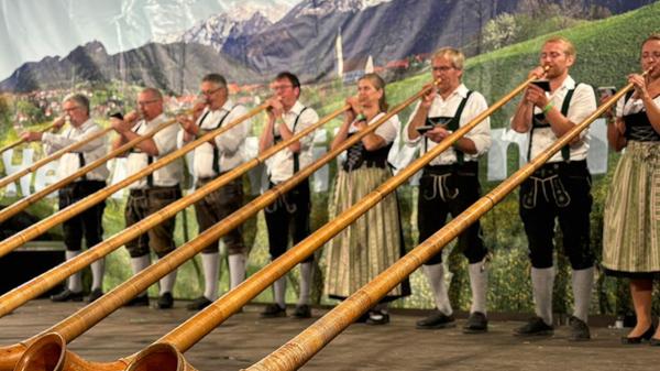 Einstimmen auf den Viehscheid: Mit Alphornbläsern, traditionellem Tanz und Gesang wird im Festzelt am Abend vor dem Abtrieb gefeiert.
