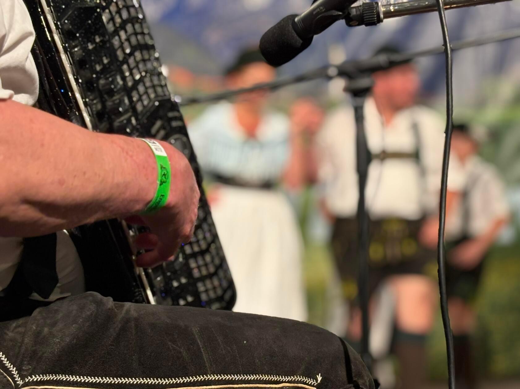 Wo Tracht mehr ist als nur Folklore: Beim Heimatabend im Festzelt bekommen Besucher autentische Einblicke in die Allgäuer und Pfrontner Tradition.