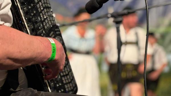Wo Tracht mehr ist als nur Folklore: Beim Heimatabend im Festzelt bekommen Besucher autentische Einblicke in die Allgäuer und Pfrontner Tradition.