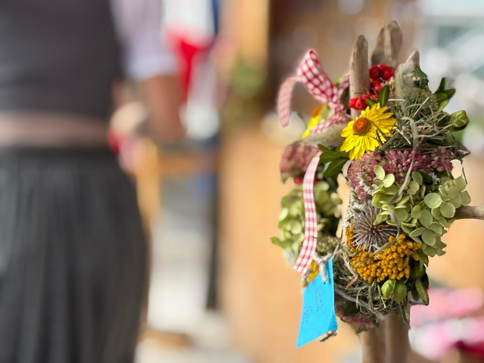 Gebundene Blumenkränze, Käse, gebrannte Mandeln: Auf dem Krämermarkt am Rande des Viehscheids ist für jeden Geschmack etwas zu haben.
