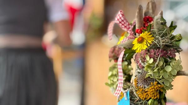 Gebundene Blumenkränze, Käse, gebrannte Mandeln: Auf dem Krämermarkt am Rande des Viehscheids ist für jeden Geschmack etwas zu haben.