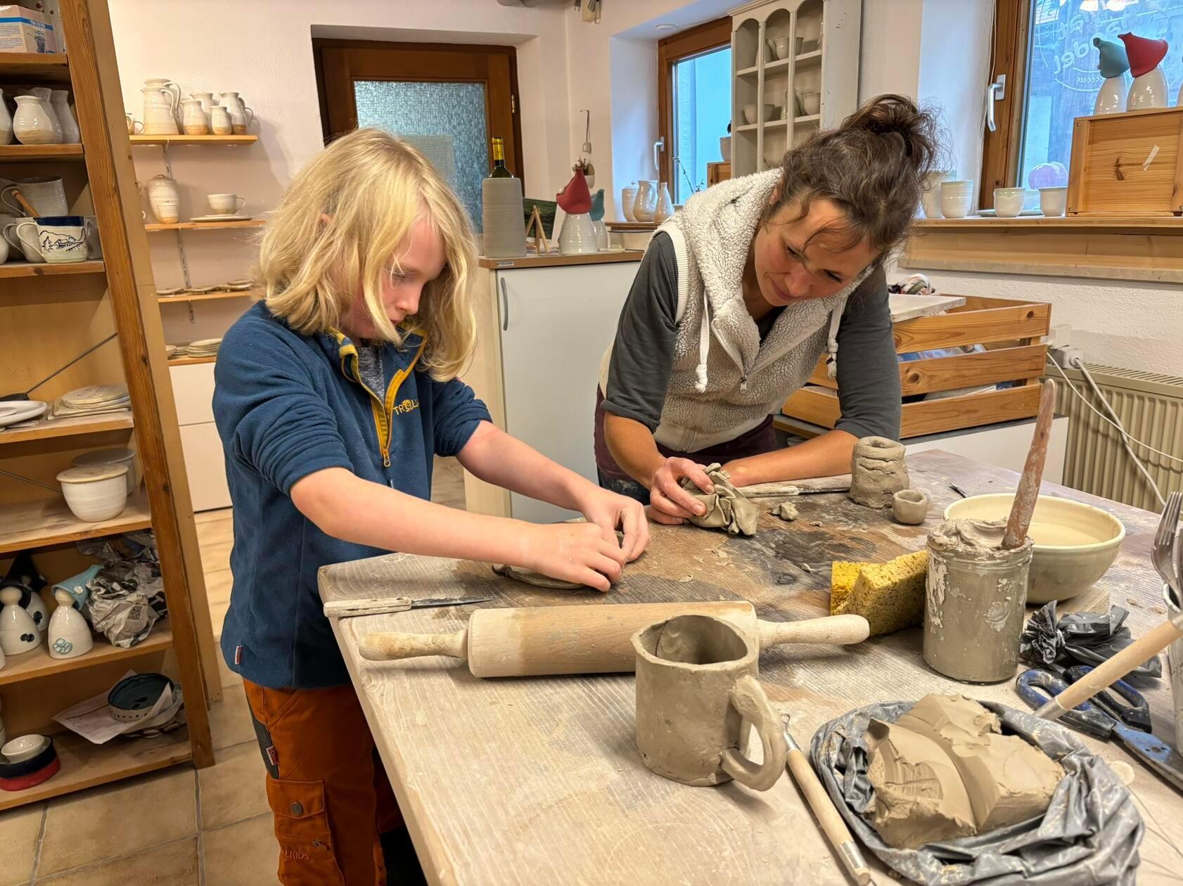 Ein besonders schönes Programm für die ganze Familie bietet Judith in ihrem Töpferladen: Unter kundiger Anleitung der Töpfermeisterin können Klein und Groß besondere Gefäße gestalten. Info: http://toepfereilomba.de/