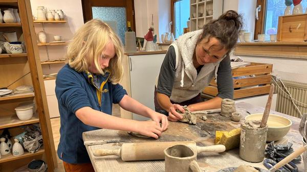 Ein besonders schönes Programm für die ganze Familie bietet Judith in ihrem Töpferladen: Unter kundiger Anleitung der Töpfermeisterin können Klein und Groß besondere Gefäße gestalten. Info: http://toepfereilomba.de/