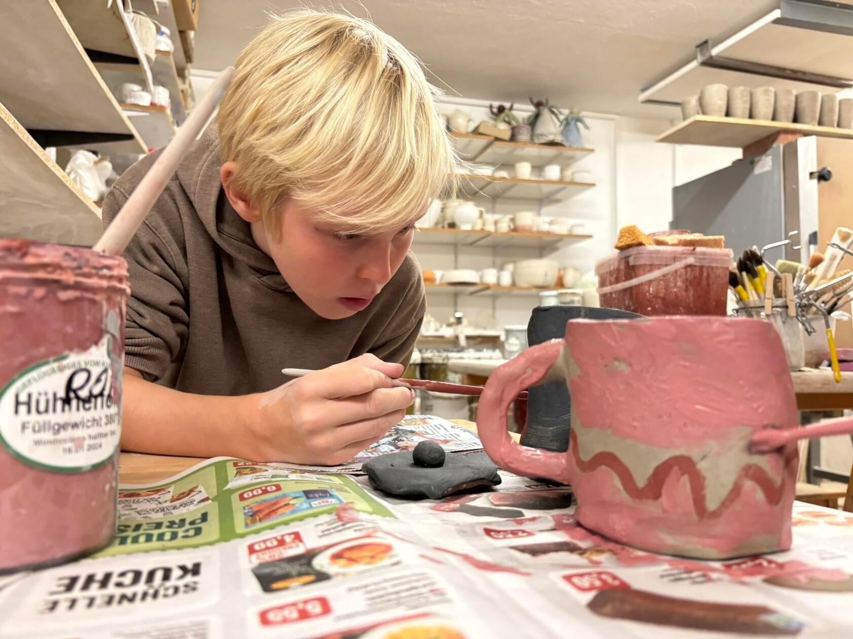 Die eigenen Werke werden gebrannt und nach sechs bis acht Wochen zu den Teilnehmern nach Hause geschickt.