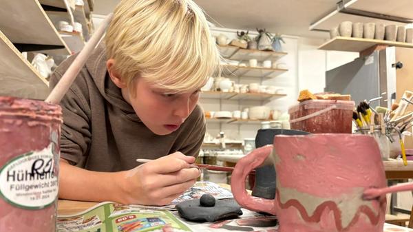 Die eigenen Werke werden gebrannt und nach sechs bis acht Wochen zu den Teilnehmern nach Hause geschickt.