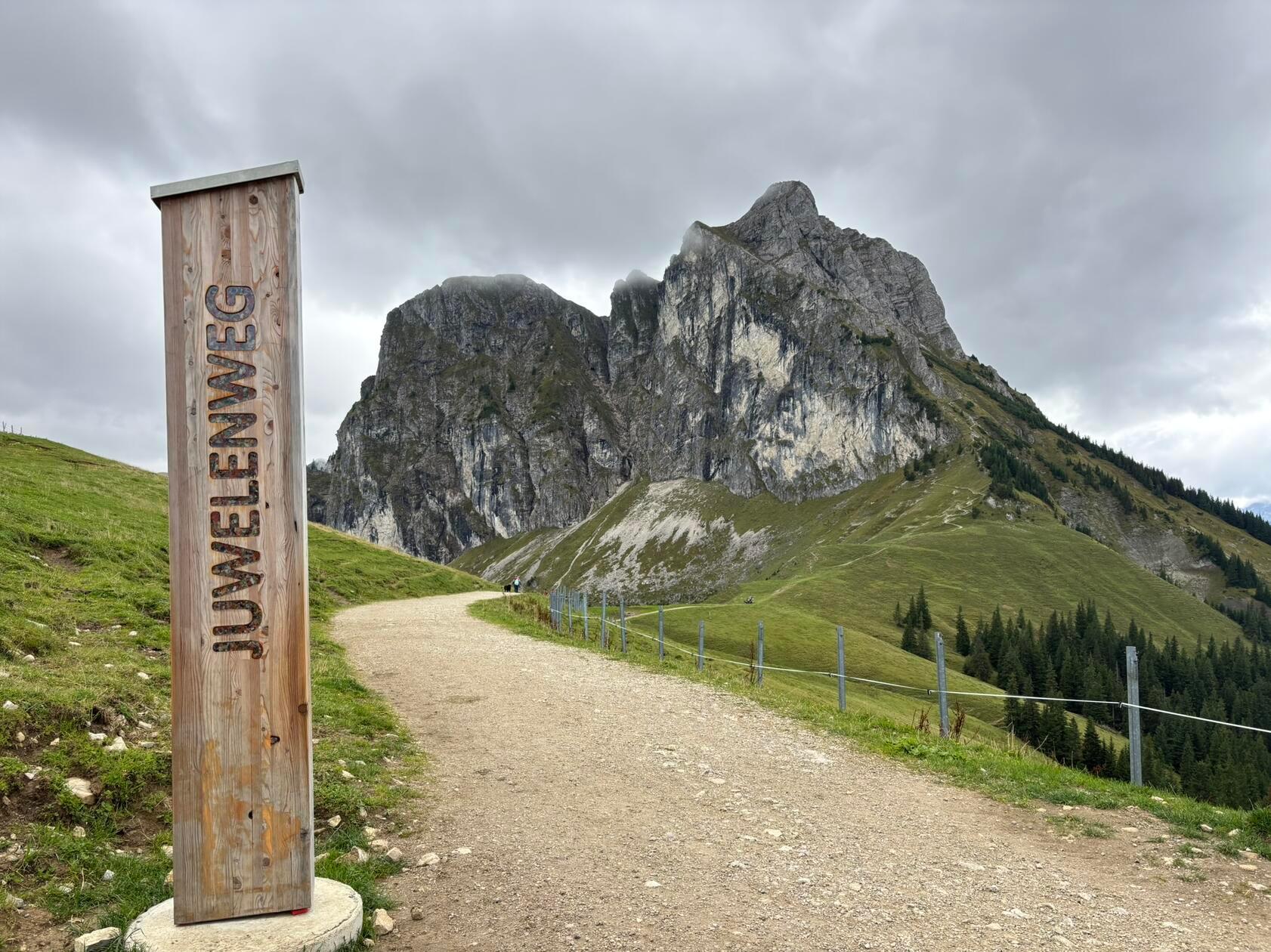 Eine Schatzsuche in den Bergen, bei der wir am Ende echte Naturjuwelen finden und sogar mit nach Hause nehmen dürfen: Mit Gondel und Sessellift geht es hoch auf den Breitenberg, danach gemütlich hinab. Immer wieder können die Kinder dabei an Spiel- und Erfahrungsstationen wippen, balancieren oder etwas über die Natur und ihre Bewohner erfahren. An der Mittestation wartet dann das Highlight: Aus Kies können rote, orangene oder lila Steinchen gewaschen werden.