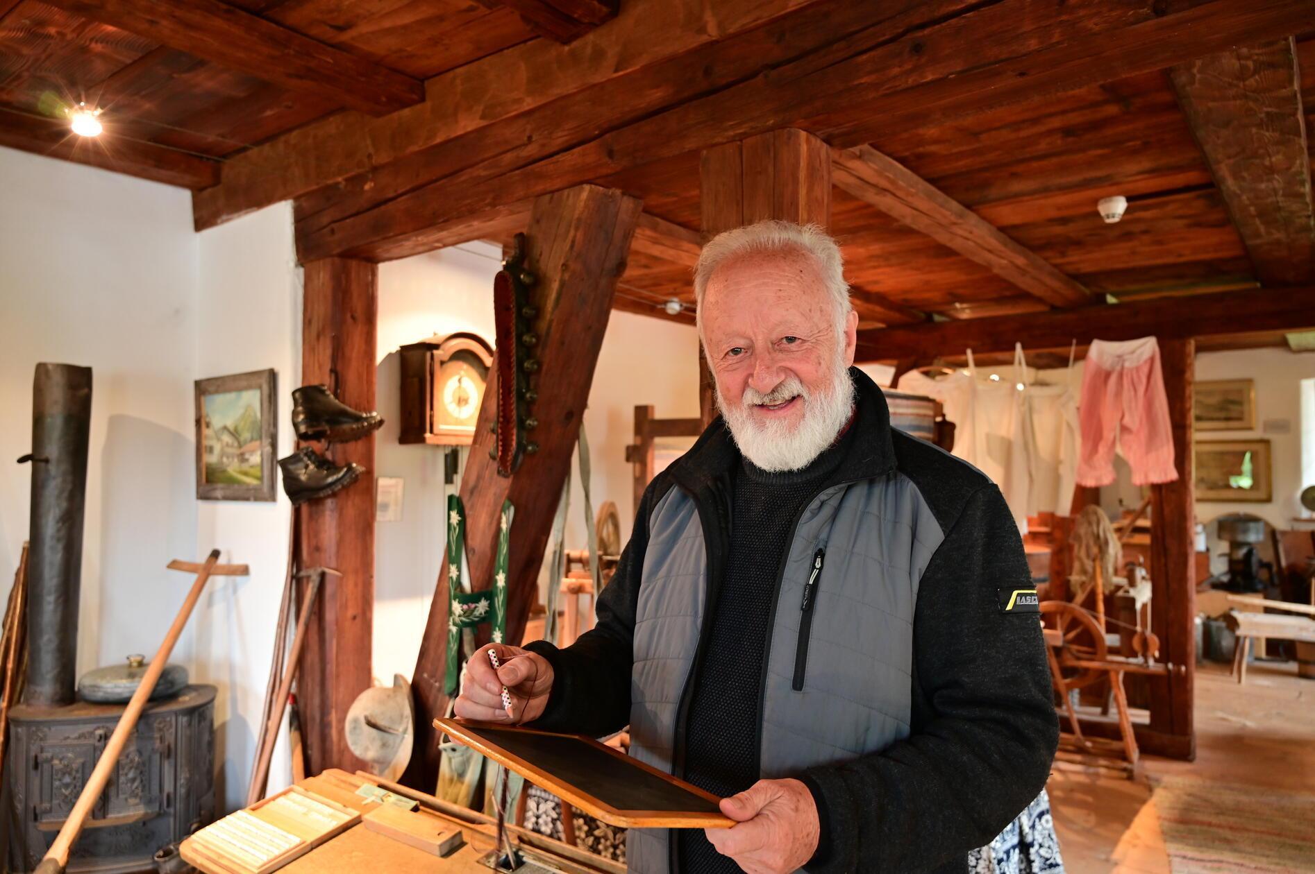 Wenn das Wetter einmal nicht mitspielt, empfiehlt sich ein Besuch im Heimathaus Pfronten. Zu sechst pflegen Engagierte vom Heimatverein das Hab und Gut, das sie aus der Umgebung zusammengetragen haben, um das Leben und Wirken der vergangenen Jahrhunderte erlebbar zu machen. "Der Grenzerer" Hans Häckel führt nach Anmeldung - oder wenn man ihn spontan antrifft - durchs Haus und berichtet lebendig unter anderem über die Blütezeiten Pfrontens als Zentrum der Leinenherstellung und der Feinmechanik. Info: www.heimatverein-pfronten.de/heimathaus/