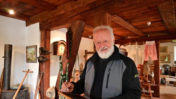 Wenn das Wetter einmal nicht mitspielt, empfiehlt sich ein Besuch im Heimathaus Pfronten. Zu sechst pflegen Engagierte vom Heimatverein das Hab und Gut, das sie aus der Umgebung zusammengetragen haben, um das Leben und Wirken der vergangenen Jahrhunderte erlebbar zu machen. "Der Grenzerer" Hans Häckel führt nach Anmeldung - oder wenn man ihn spontan antrifft - durchs Haus und berichtet lebendig unter anderem über die Blütezeiten Pfrontens als Zentrum der Leinenherstellung und der Feinmechanik. Info: www.heimatverein-pfronten.de/heimathaus/