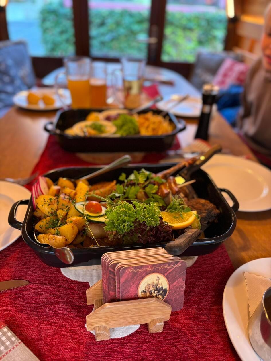 Wer in Pfronten einmal besonders zünftig, reichlich und vor allem allein mit seiner Familie speisen möchte, kann das in dem Holzfass des Braugasthofes Falkenstein tun. Aber auch im Inneren ist das Gasthaus gegenüber des Bahnhofs trotz seiner Größe sehr gemütlich.