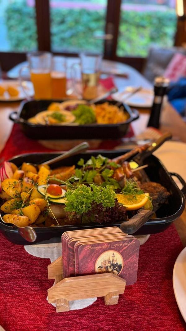 Wer in Pfronten einmal besonders zünftig, reichlich und vor allem allein mit seiner Familie speisen möchte, kann das in dem Holzfass des Braugasthofes Falkenstein tun. Aber auch im Inneren ist das Gasthaus gegenüber des Bahnhofs trotz seiner Größe sehr gemütlich.