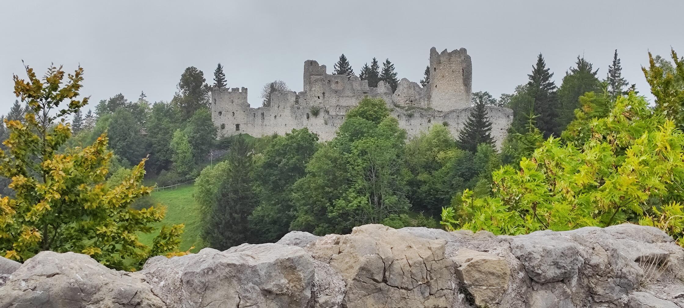 Eine besonders schöne und wenig anstrengende Wanderung führt zu den Zwillingsruinen Hohenfreyberg und Eisenberg. Eine knappe Stunde geht es vom Wanderparkplatz aus sanft aufwärts. Die Burgen - eine vom Vater, einem von ihm übertrumpfen wollenden Sohn erbaut - sind frei zugänglich und eigenen sich perfekt zum Räubern.