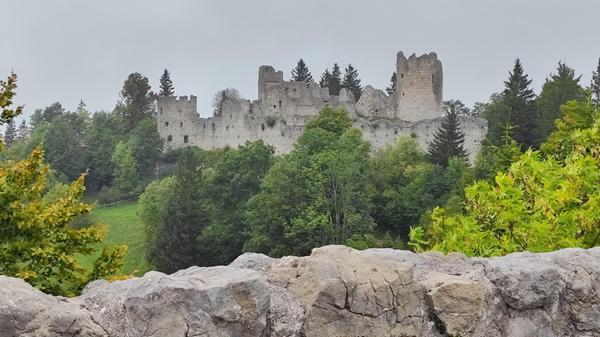 Eine besonders schöne und wenig anstrengende Wanderung führt zu den Zwillingsruinen Hohenfreyberg und Eisenberg. Eine knappe Stunde geht es vom Wanderparkplatz aus sanft aufwärts. Die Burgen - eine vom Vater, einem von ihm übertrumpfen wollenden Sohn erbaut - sind frei zugänglich und eigenen sich perfekt zum Räubern.