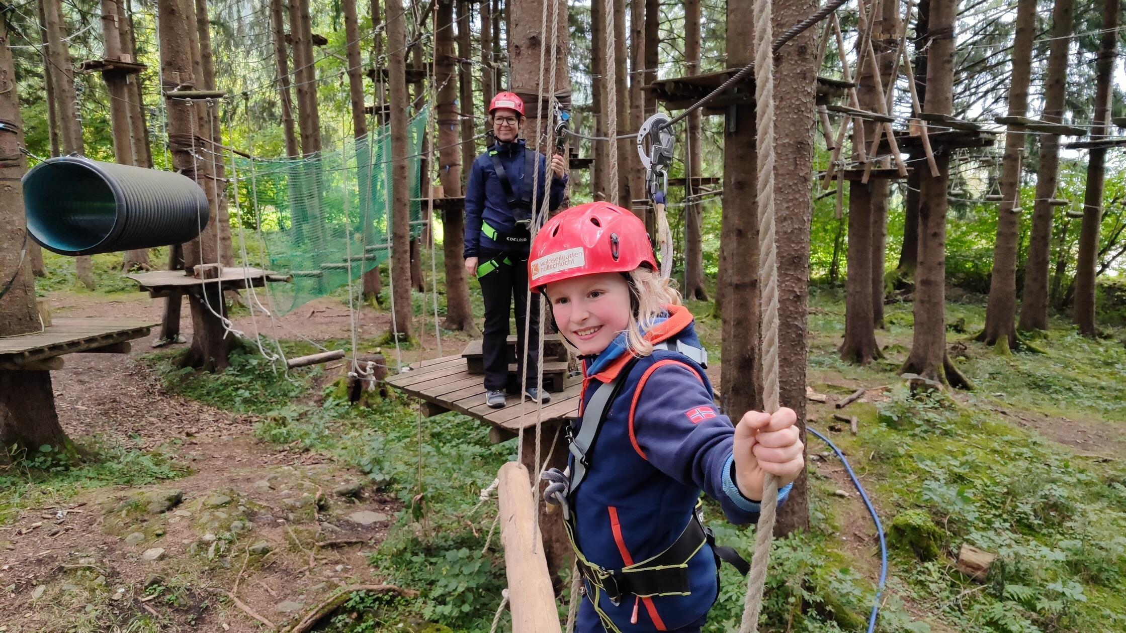 Hoch hinaus geht es nicht nur in den Bergen. Im Waldseilgarten "Höllschlucht" können Groß und Klein - bestens gesichert - testen, ob sie schwindelfrei sind.