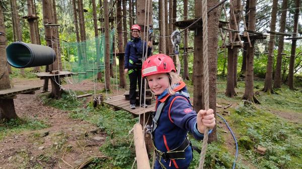 Hoch hinaus geht es nicht nur in den Bergen. Im Waldseilgarten "Höllschlucht" können Groß und Klein - bestens gesichert - testen, ob sie schwindelfrei sind.