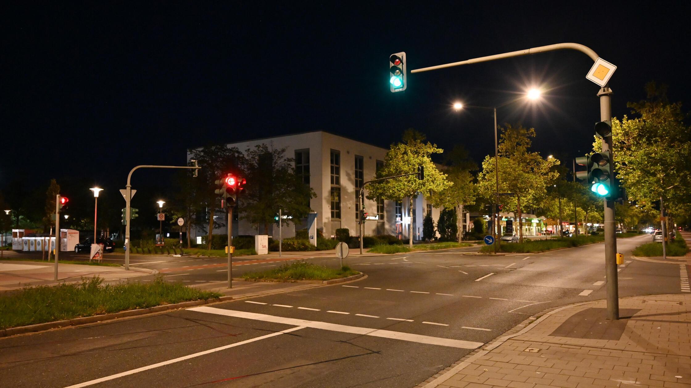 Einige Ampeln in der Stadt sind auch nachts, wenn 