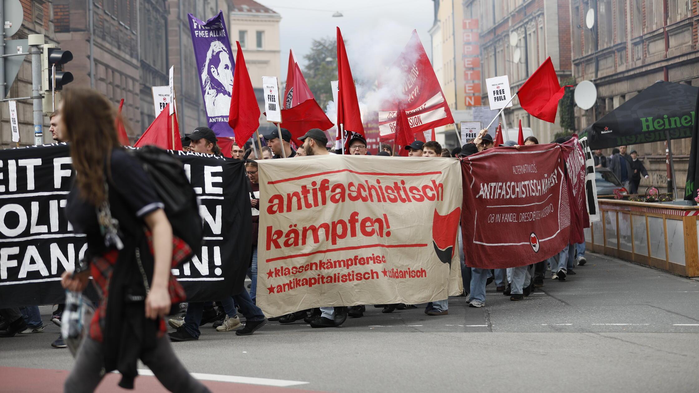Protest gegen Urteil im Fall Hanna S.: Demonstranten in der Nürnberger ...