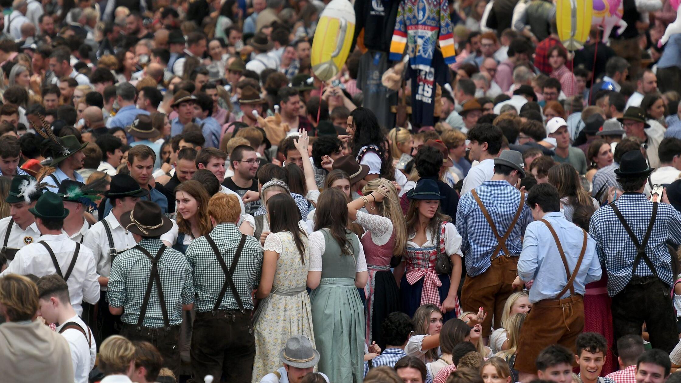 Panik und Hilferufe auf dem Wiesn-Gelände: Oktoberfest wegen Überfüllung gesperrt