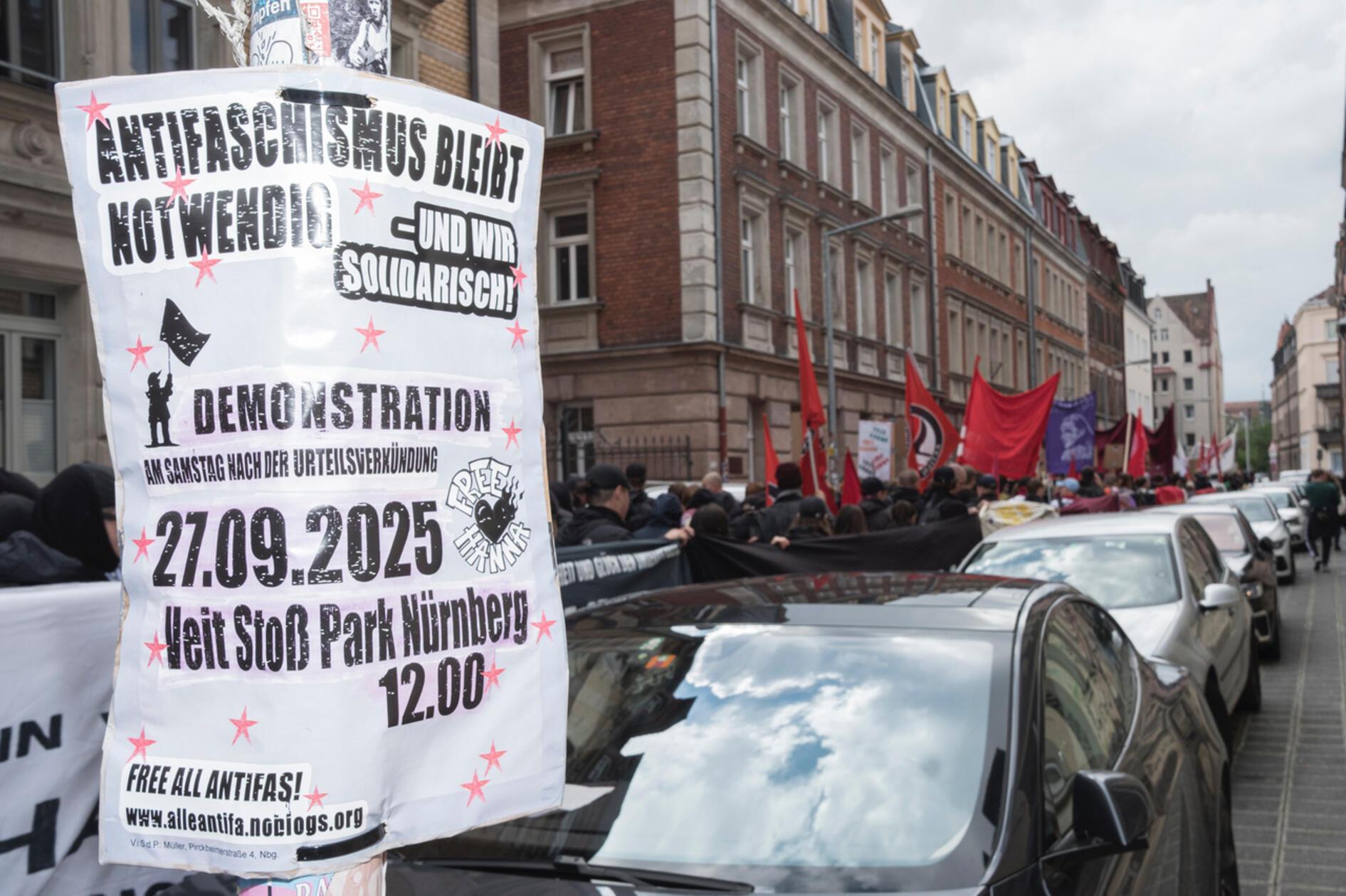 Unter dem Motto „Antifaschismus bleibt notwendig - und wir solidarisch“ bewegte der Zug sich zum Kornmarkt, wo es auch zu einer Abschlusskundgebung kam.