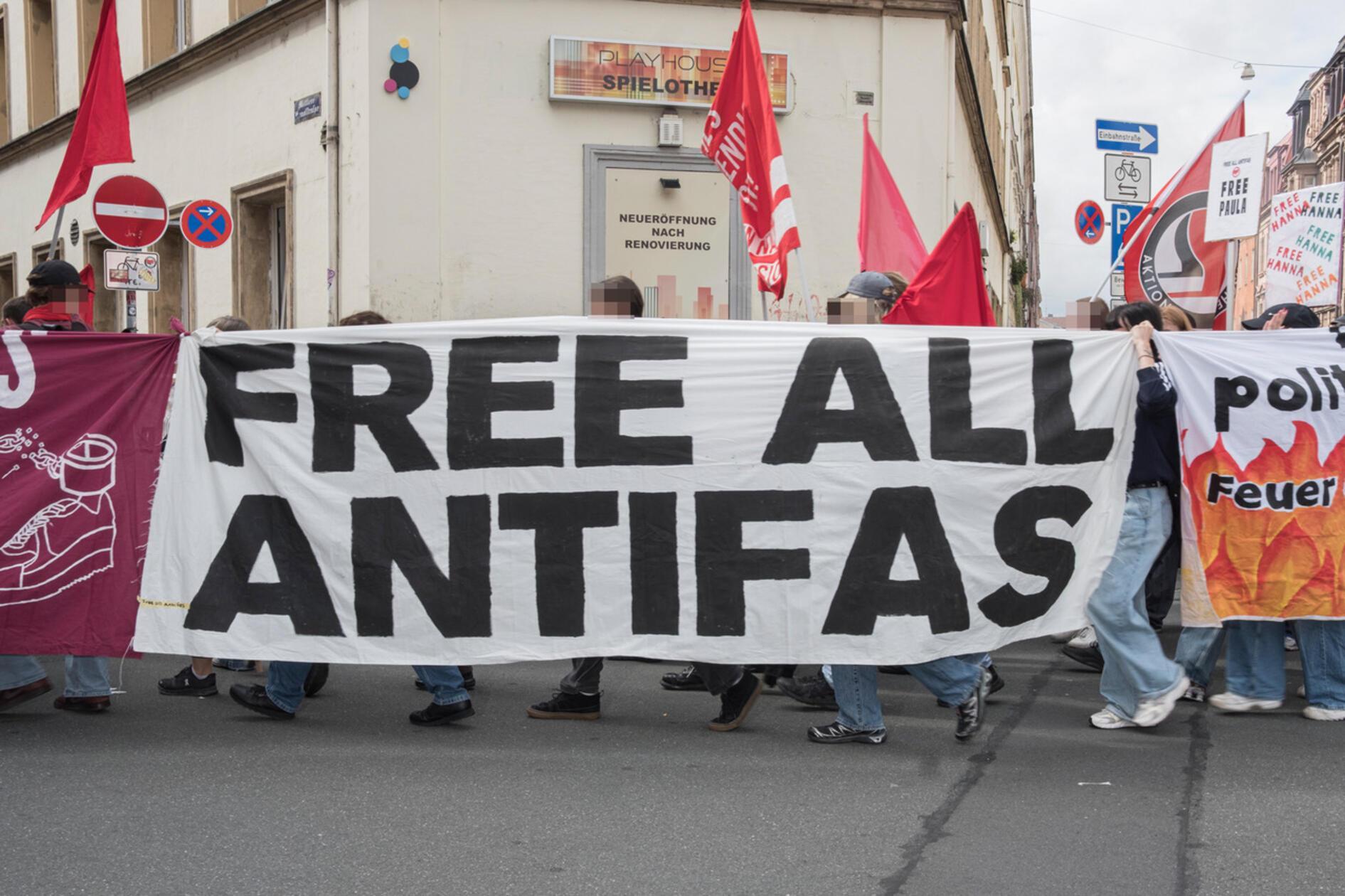 „Wir fangen an bei der Identifizierung. Wir haben hier lediglich Gutachter, die von einer Wahrscheinlichkeit ausgehen. Wir haben fragwürdige Methoden der 3D-Laservermessung, wo der Gutachter selbst vor Gericht aussagte, er könne eine Identifizierungsaussage nicht treffen, lediglich Wahrscheinlichkeiten angeben.“