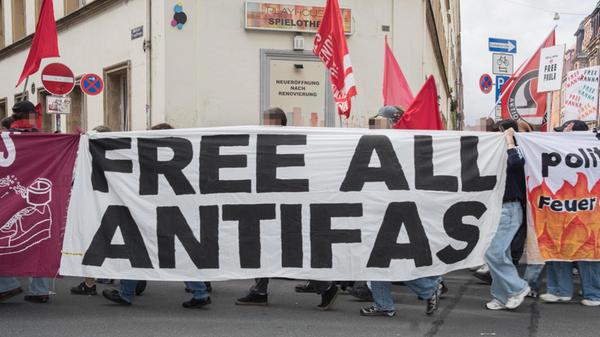 „Wir fangen an bei der Identifizierung. Wir haben hier lediglich Gutachter, die von einer Wahrscheinlichkeit ausgehen. Wir haben fragwürdige Methoden der 3D-Laservermessung, wo der Gutachter selbst vor Gericht aussagte, er könne eine Identifizierungsaussage nicht treffen, lediglich Wahrscheinlichkeiten angeben.“