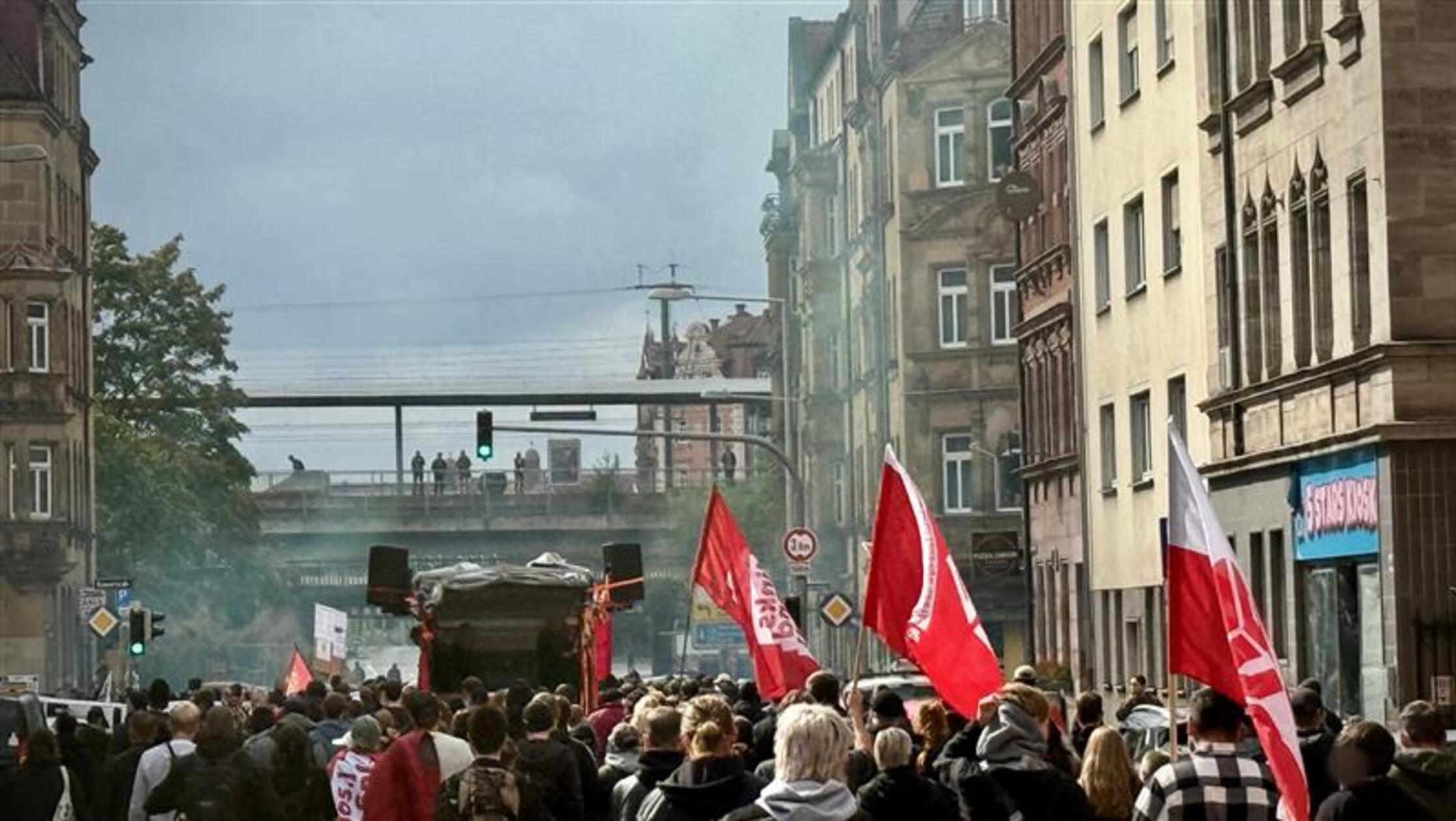 Das Oberlandesgericht sah es als erwiesen an, dass Hanna S. im Februar 2023 an zwei Angriffen auf rechtsextreme Teilnehmer des sogenannten „Tags der Ehre“ in Budapest beteiligt war. Die 30-Jährige wurde wegen gefährlicher Körperverletzung und Mitgliedschaft in einer kriminellen Vereinigung verurteilt.