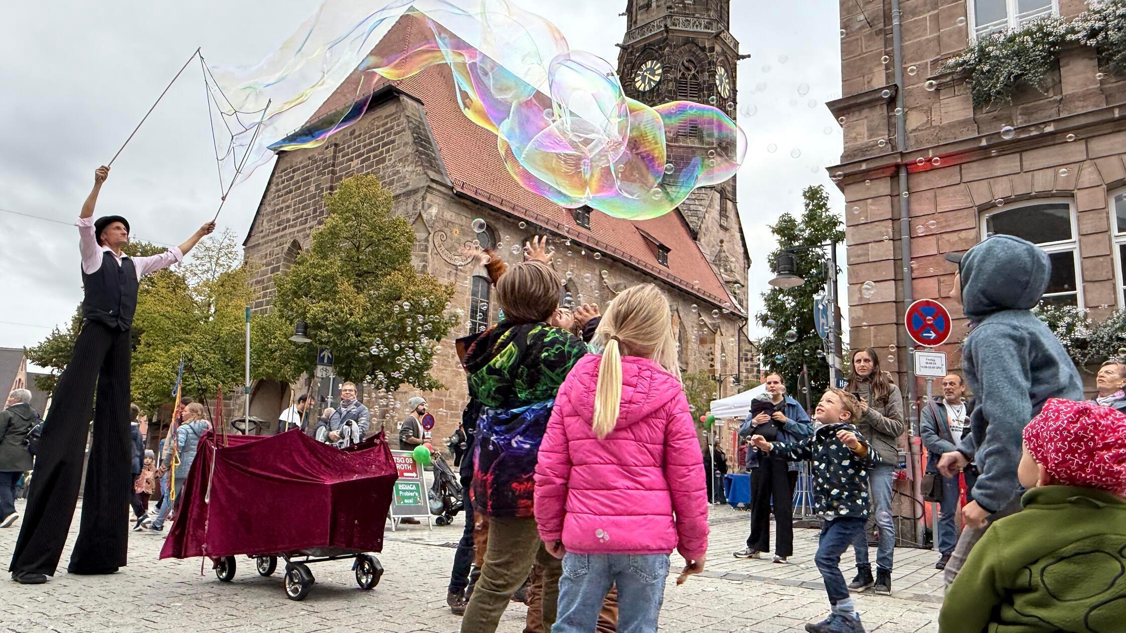 Mit großen Seifenblasen wurden die Kinder bei Laun