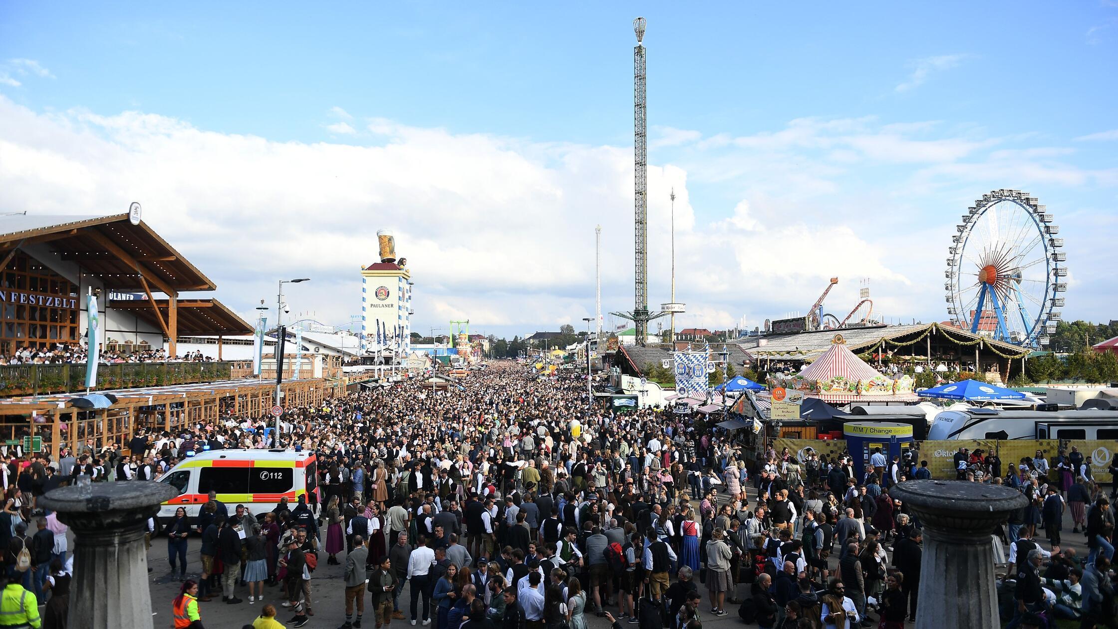 „Das war brandgefährlich“: Wiesn-Gelände viel zu voll - Besucher üben Kritik am Sicherheitskonzept