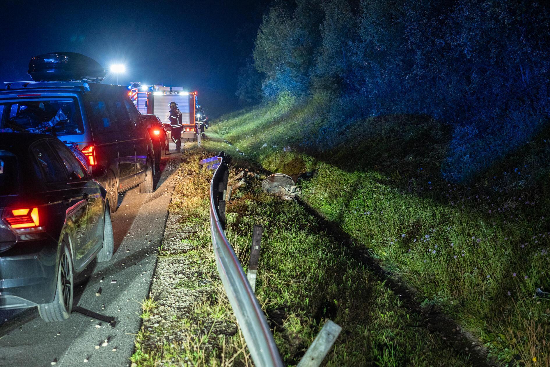 Wie die Polizei berichtet, wollte der Fahrer eines blauen Bmw mit hoher Geschwindigkeit einen weißen Sprinter in Fahrrichtung Norden überholen, als dieser ebenfalls auf die linke Spur zog.