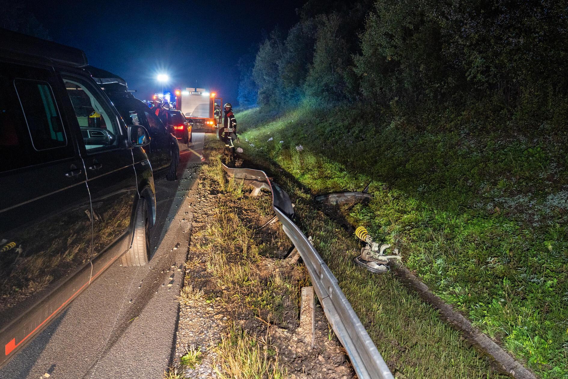 Der Fahrer des BMW machte eine Vollbremsung und versuchte dem Sprinter rechts auszuweichen. Hierbei verlor er die Kontrolle über den Pkw und schleuderte in die rechte Schutzplanke.