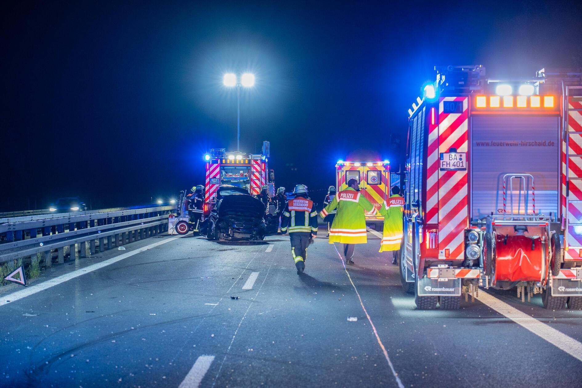 Der Bmw kam völlig zerstört quer auf dem linken Fahrstreifen zum Stehen. Der Fahrer des weißen Sprinters fuhr weiter.