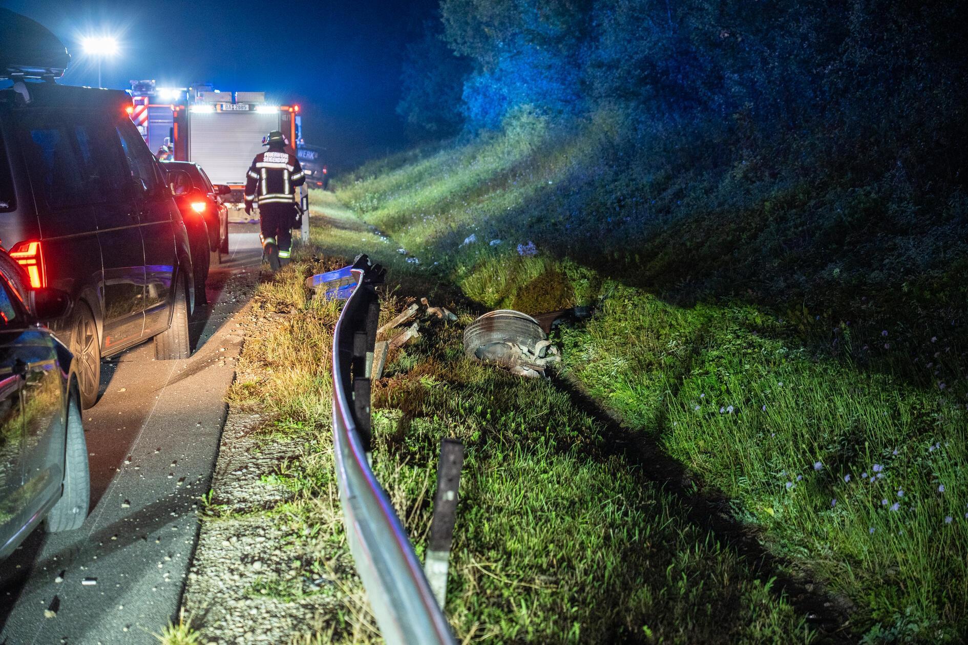 Wie durch ein Wunder wurde der BMW-Fahrer nicht verletzt. Die freiwilligen Feuerwehren aus Hirschaid und Seigendorf waren mit ihren Kräften für die Verkehrssicherung vor Ort. Die Fahrbahn musste zeitweise gesperrt werden.