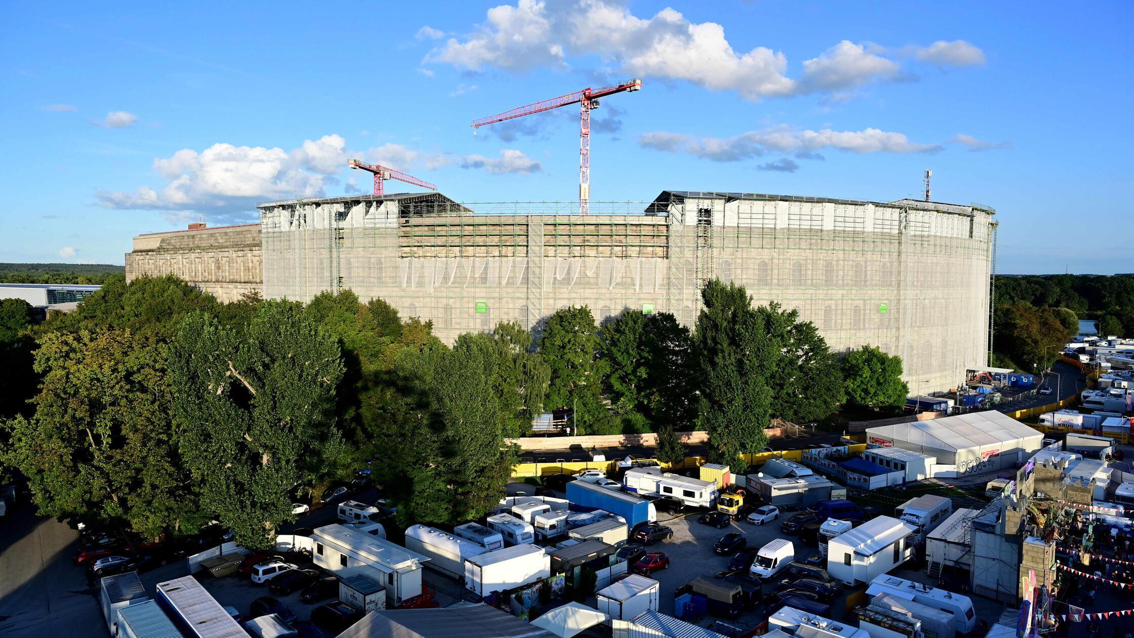 Kongreßhalle, verhüllt.