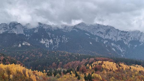 Die Wälder verfärben sich in den schönsten Rottönen.