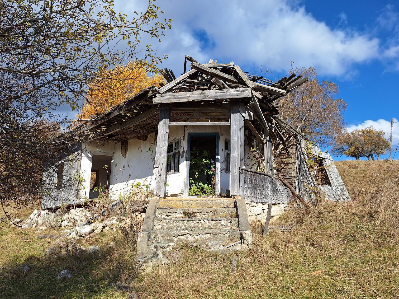 Landflucht ist ein verbreitetes Phänomen in ganz Rumänien. Allenorten finden sich traditionelle Häuser, die leerstehen.