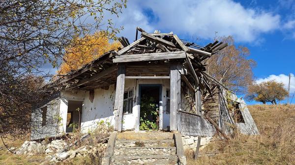 Landflucht ist ein verbreitetes Phänomen in ganz Rumänien. Allenorten finden sich traditionelle Häuser, die leerstehen.