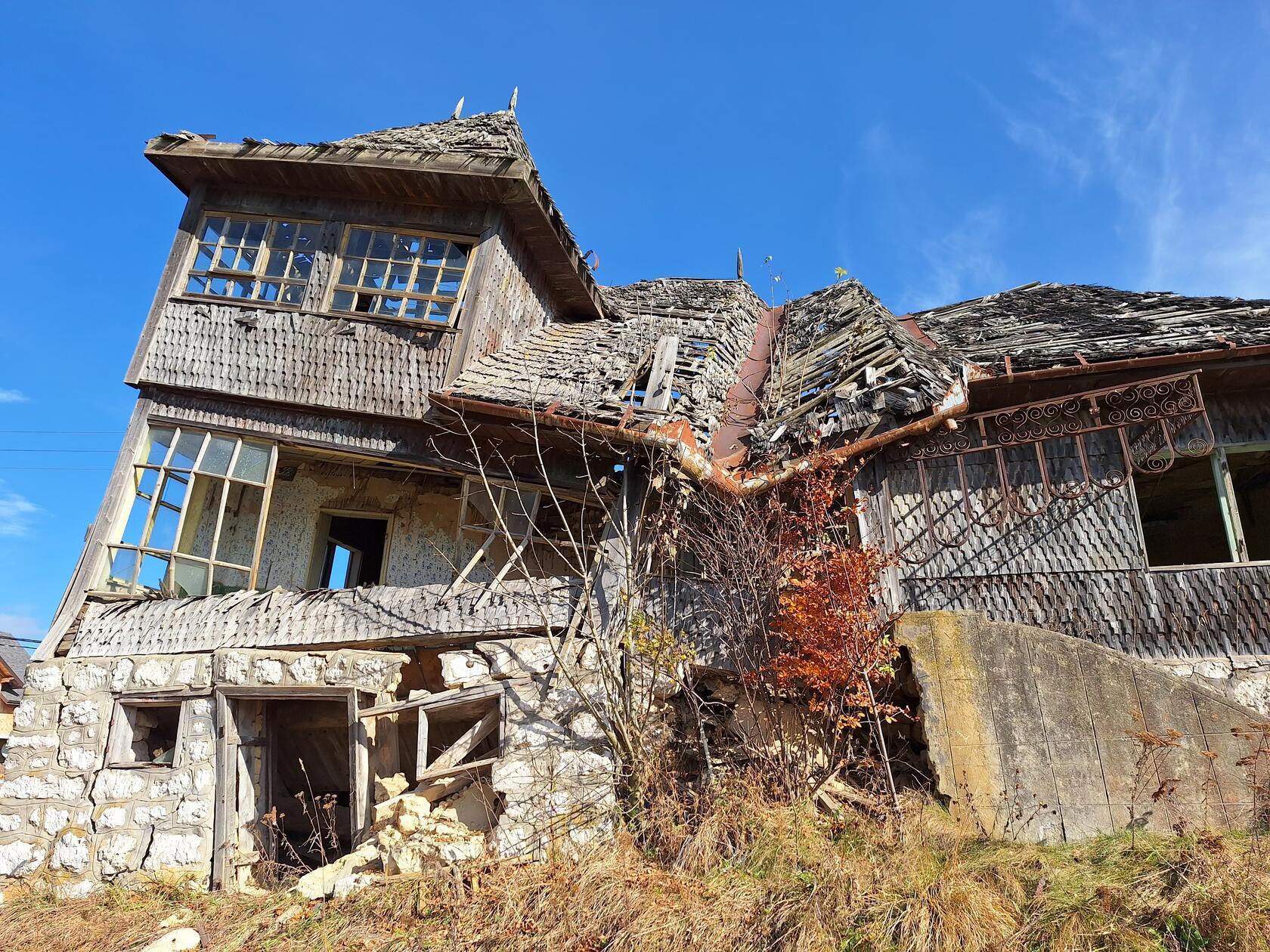 Die alten Häuser lassen sich in den unterschiedlichsten Verfallsstadien beobachten.