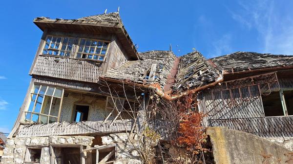 Die alten Häuser lassen sich in den unterschiedlichsten Verfallsstadien beobachten.