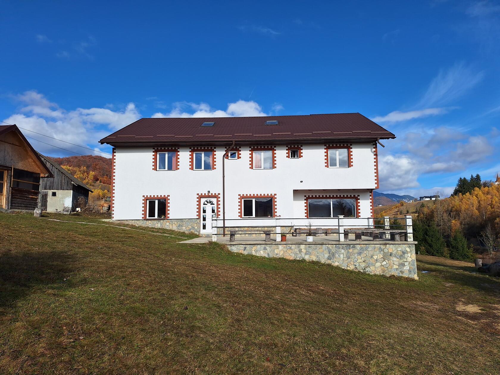 Das Casa Catalin ist ein einfaches, aber sehr gepflegtes und sauberes Gästehaus im Bergdorf Șirnea. Unter der Woche schlafen dort vor allem Handwerker, am Wochenende kommen Ausflügler dazu.