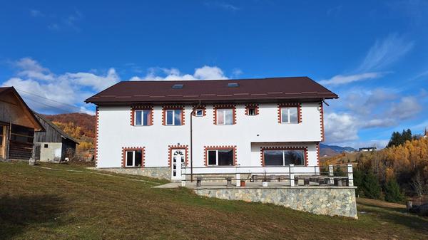 Das Casa Catalin ist ein einfaches, aber sehr gepflegtes und sauberes Gästehaus im Bergdorf Șirnea. Unter der Woche schlafen dort vor allem Handwerker, am Wochenende kommen Ausflügler dazu.