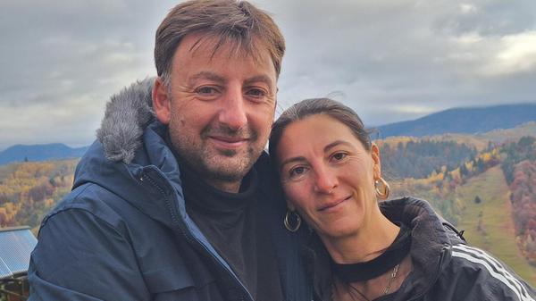 Catalin Duda hat sein gleichnamiges Gästehaus 2020 eröffnet und managt es weitgehend allein. Seine Partnerin hilft ihm in den Ferien.