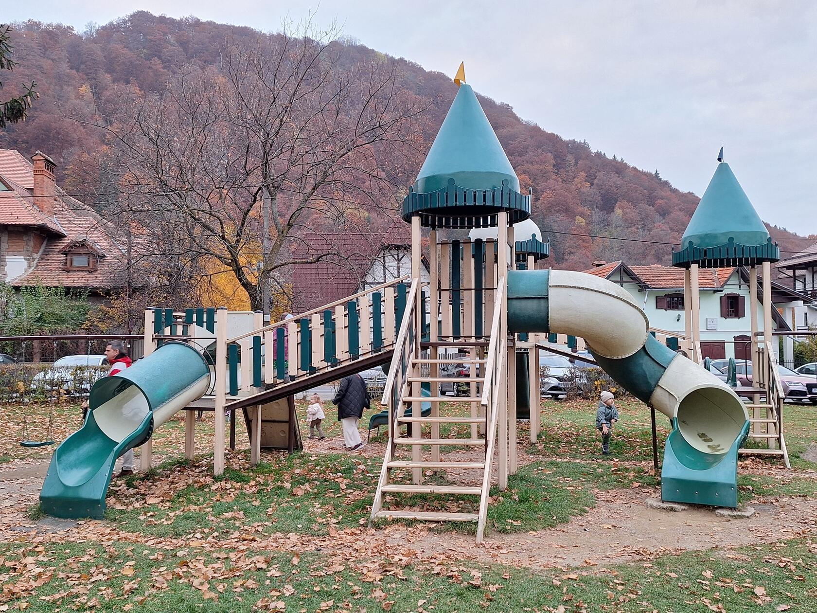Ohnehin ist Rumänien ein kinderfreundliches Land. Phantasievolle Spielplätze finden sich überall.